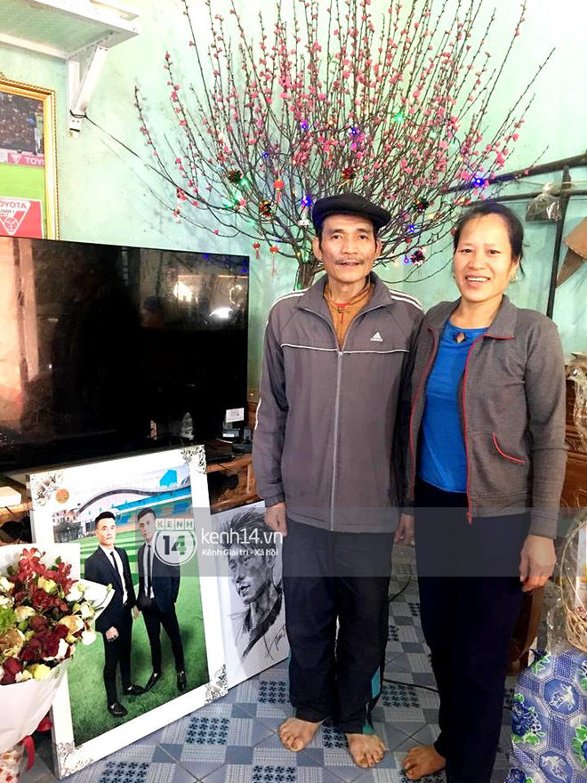 Anh em Tiến Dũng U23 về nhà ăn Tết, mua tivi mới cho gia đình vì muốn chúng con đá ở đâu, bố mẹ cũng có thể nhìn thấy